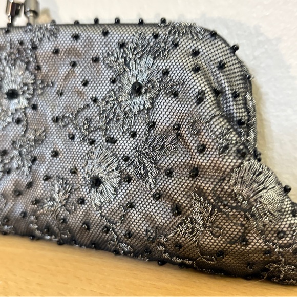 Vintage 1989–94 Vanessa Gunmetal Beaded Lace Evening Clutch w Chain & Kiss-Lock - Picture 6 of 13